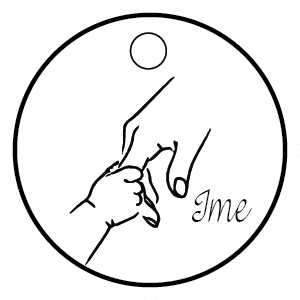 Majčina i dječja ruka s imenom