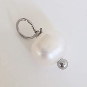 Biser sa srebrnim privjeskom