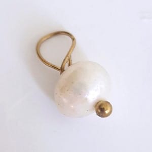 Biser sa zlatnim privjeskom