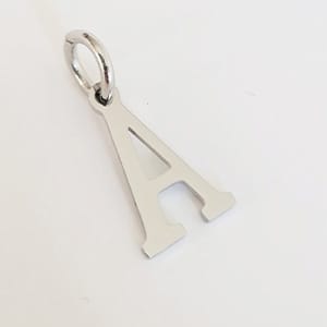 Srebrno slovo koje visi